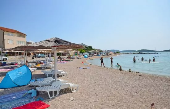 Srima oblázková pláž.