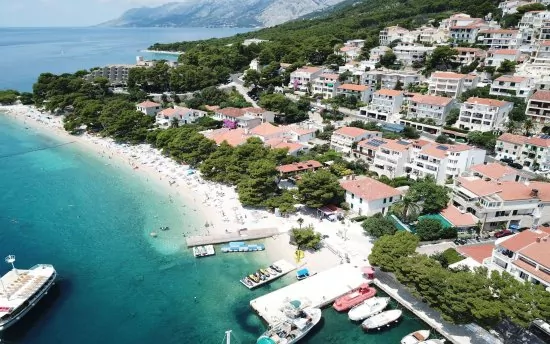 Letecký pohled na pobřeží a město Brela.