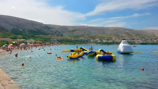 Oblázková pláž pouze 70 m od objektu.