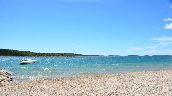 Oblázková pláž pouze 200 m od objektu.