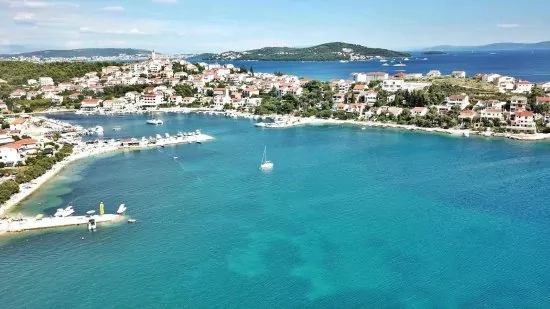 Letecký pohled na pobřeží a město Seget Vranjica.