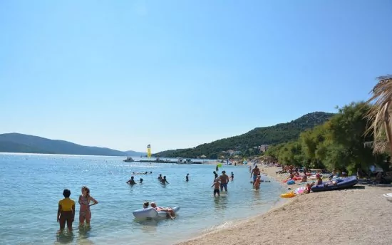 Oblázková pláž, s pozvolným vstupem do moře se nachází 350 m od objektu.