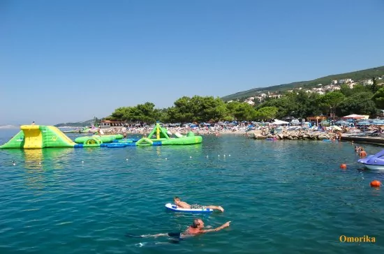 Písčito-oblázková pláž ve městě Crikvenica.