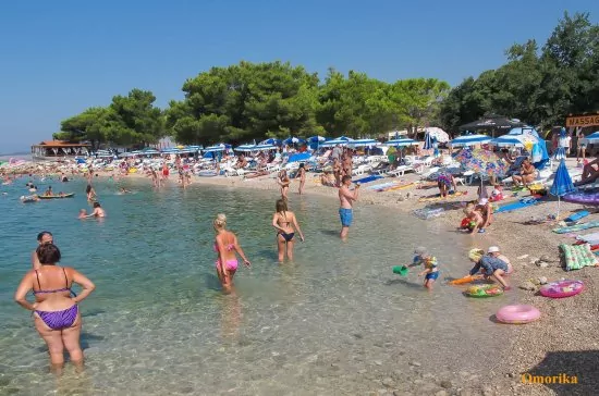 Písčito-oblázková pláž ve městě Crikvenica.