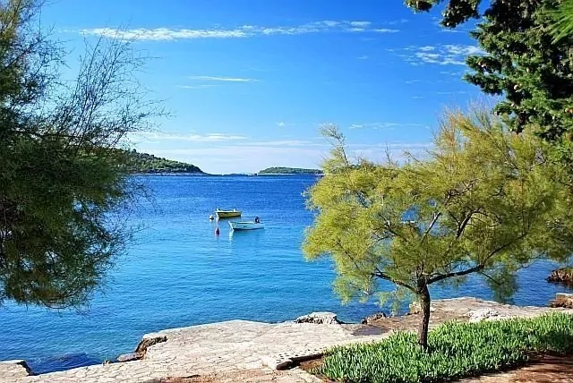 Pobřeží města Rogoznica.