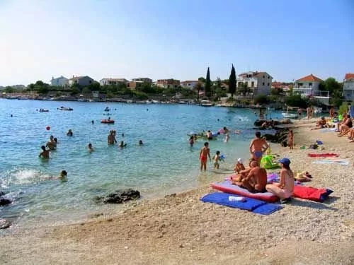 Oblázková pláž ve městě Rogoznica.