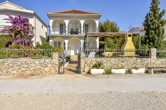 Dům je přímo u břehu moře.