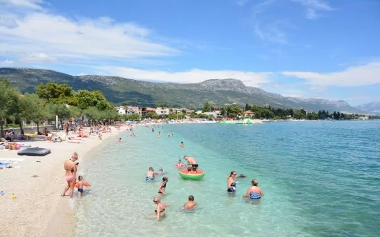 Nádherná oblázková pláž 250 m od objektu.