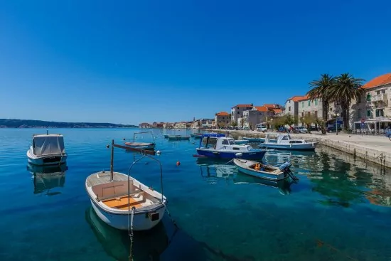 Pobřeží města Kaštel Stari.