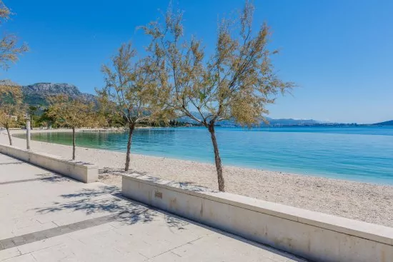 Pobřeží města Kaštel Stari.