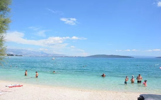 Nádherná oblázková pláž 250 m od objektu.