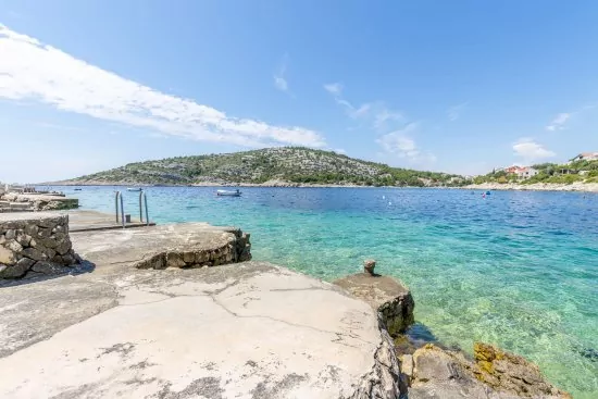 Pláž přímo u objektu pouze 20 m od vilky.