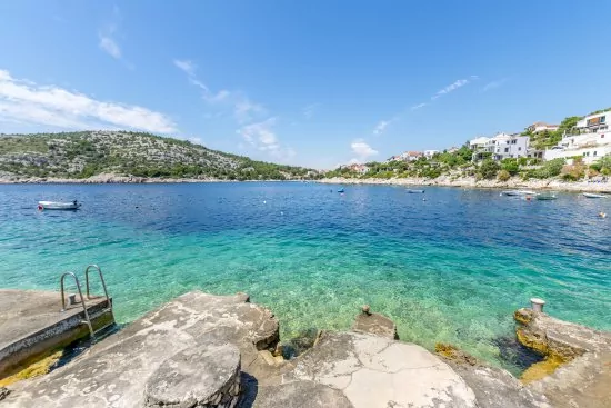 Pláž přímo u objektu pouze 20 m od vilky.