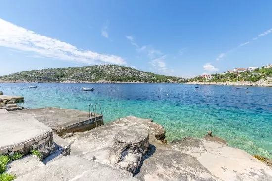 Pláž přímo u objektu pouze 20 m od vilky.