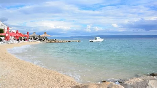 Oblázková pláž s pozvolným vstupem do moře, pouze 110 m od objektu.