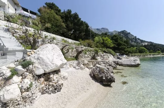 Oblázková pláž do 100 m od objektu v městě Omiš.