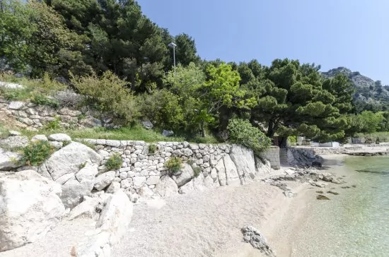 Pláž s pozvolným vstupem do moře.