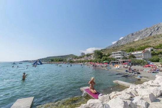 Písečná pláž 200 m od objektu.