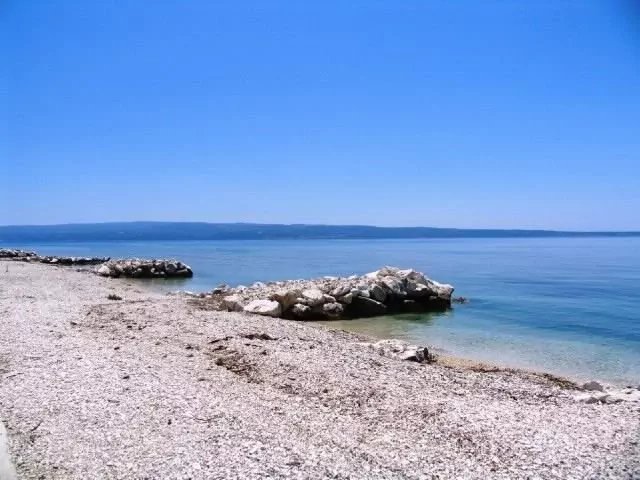 Oblázková pláž s pozvolným vstupem do moře, pouze 100 m od objektu.