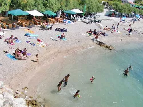 Oblázková pláž s pozvolným vstupem do moře, pouze 100 m od objektu.