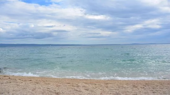 Oblázková pláž s pozvolným vstupem do moře, pouze 100 m od objektu.