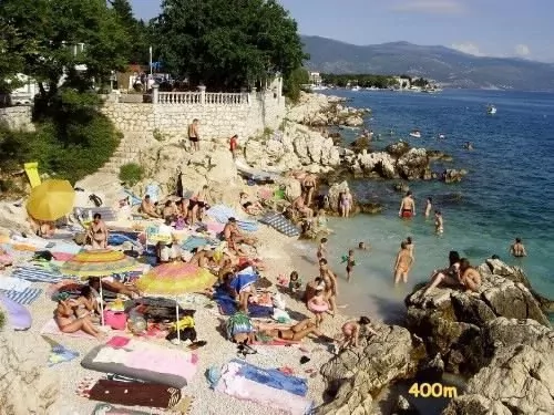 Pláž vzdálená 400 m od objektu.