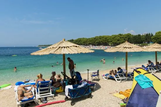 Velká Oblázková pláž v centru města Primošten.