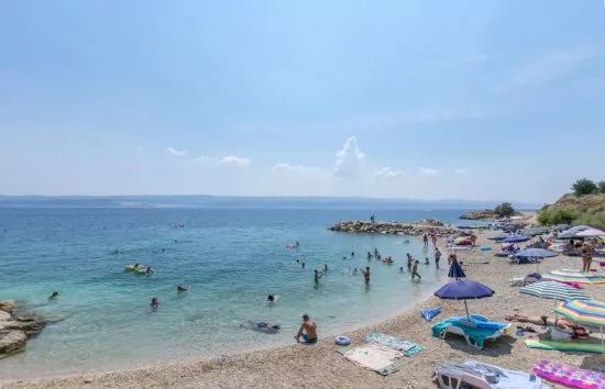 Krásná oblázková pláž pouze 150 m od objektu.