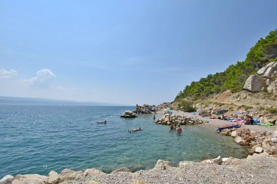 Oblázková pláž do 150 m od objektu.