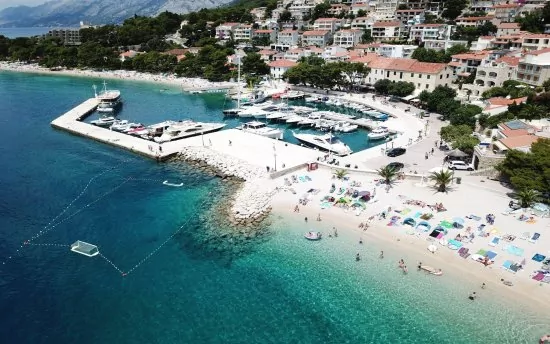 Letecký pohled na pobřeží a město Brela.