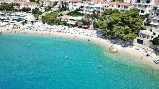 Letecký pohled na pobřeží a město Brela.