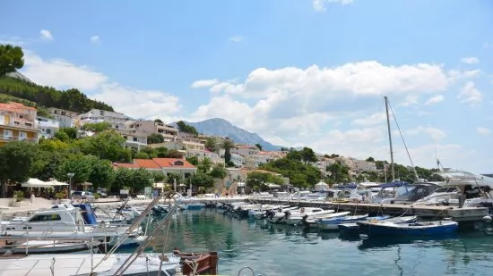 Marina v obci Brela.