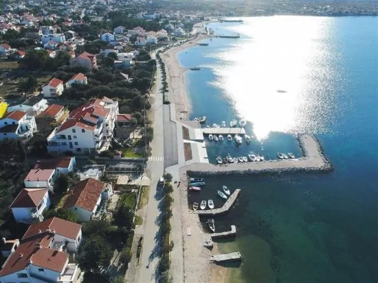 Oblázkové až písčité pláže naleznete ve městě Vrsi.