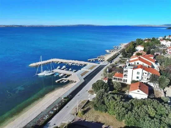 Oblázkové až písčité pláže naleznete ve městě Vrsi.