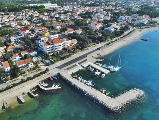 Oblázkové až písčité pláže naleznete ve městě Vrsi.