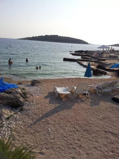 Pláž pouze 50 m od objektu.