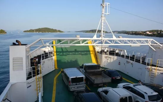 Cesta trajektem na Korčulu.