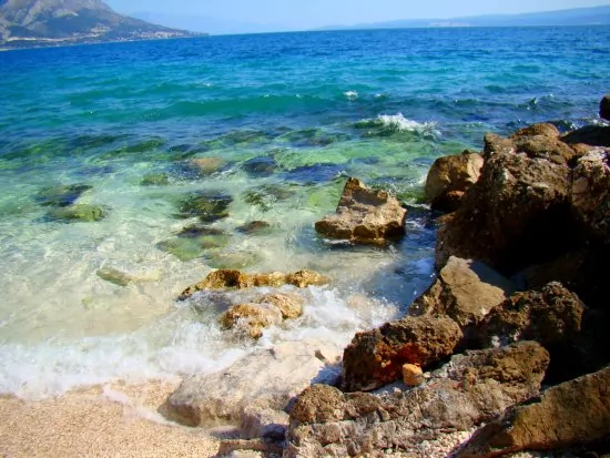 Oblázková pláž pouze 30 m od objektu.