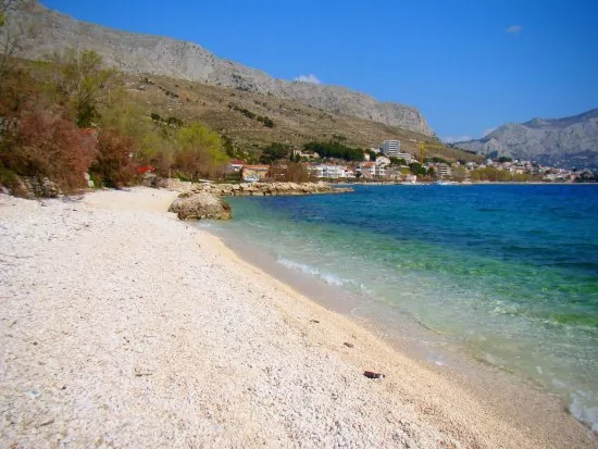 Oblázková pláž pouze 30 m od objektu.