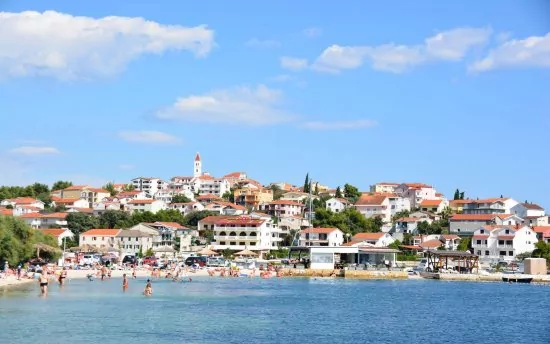 Oblázková pláž v městě Seget Vranjica 800 m od objektu.