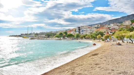 Oblázková pláž se nachází pouze 30 m od objektu.