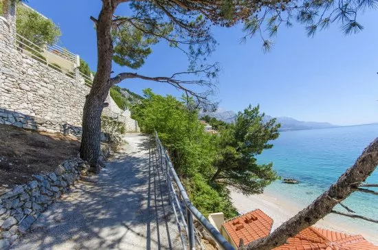 Oblázková pláž do 100 m od objektu.