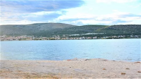 Mastrinka - oblázková pláž 150 m od objektu.