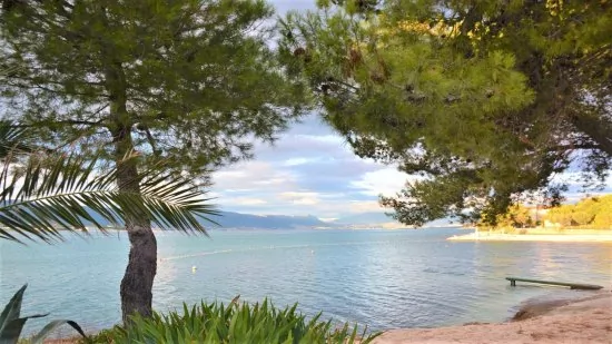 Mastrinka - oblázková pláž 150 m od objektu.