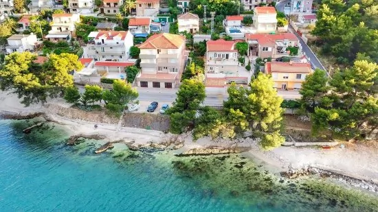 Mastrinka - letecký pohled na pobřeží.