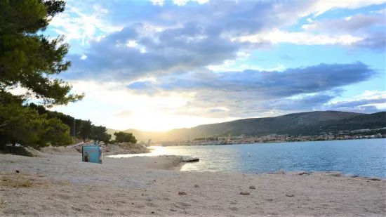 Mastrinka - oblázková pláž 150 m od objektu.