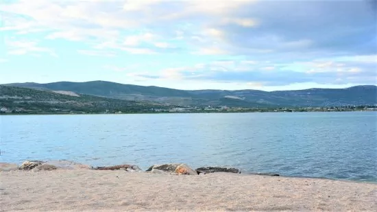 Mastrinka - oblázková pláž 150 m od objektu.