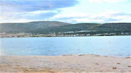 Mastrinka - oblázková pláž 150 m od objektu.