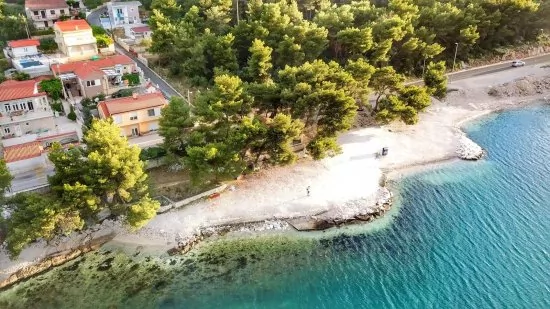 Mastrinka - letecký pohled na pobřeží.