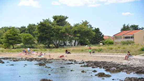 Moře 80 m od objektu a písečná pláž do 100 m od objektu.